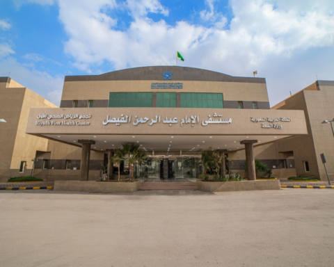 جراحة منظار بفتحة واحدة بالرياض تنهي معاناة 15 عامًا