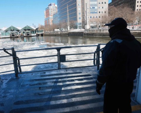 Snowstorm paralyzes America: Flights canceled and trains crashed