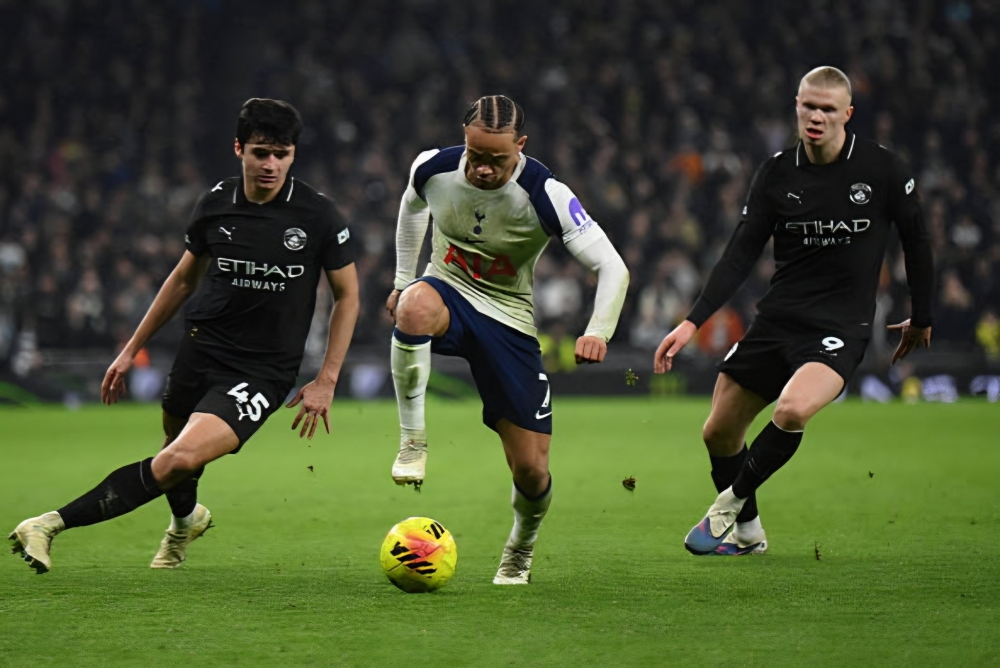 توتنهام يتعادل مع سيتي ويخدم أرسنال في صراع لقب الدوري