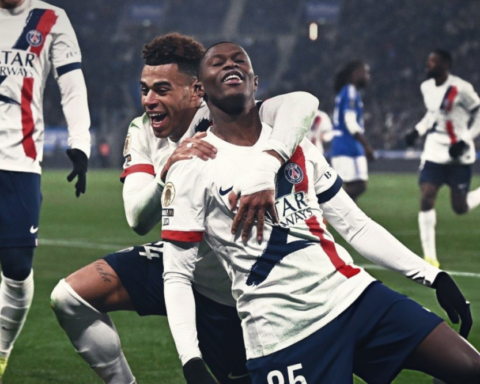 Paris Saint-Germain regains the top spot in the French league, while Lyon closes in on the summit