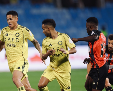 النصر يتصدر دوري روشن مؤقتاً بعد فوزه على الرياض 1-0