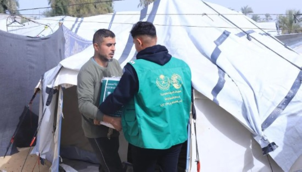 السعودية تدعم غزة: مركز الملك سلمان يوزع سلالًا غذائية للنازحين