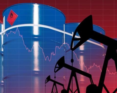 تراجع أسعار النفط العالمية بأكثر من 4% | الأسباب والتأثيرات