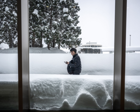 عاصفة ثلجية في اليابان: مقتل 30 شخصًا وتأهب حكومي