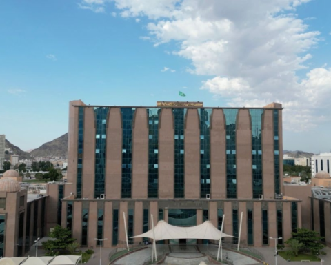 جراحة زراعة أسنان متقدمة بمستشفى الملك فيصل في مكة