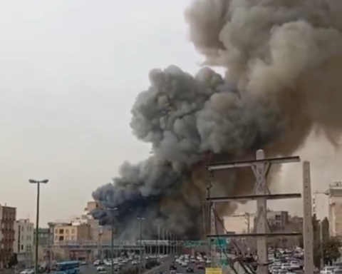 Massive fire at a shopping center in Tehran... fears of a repeat of past tragedies