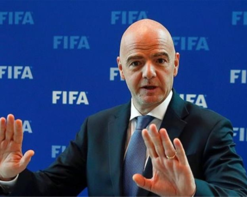رئيس فيفا يدعم عودة روسيا للملاعب وسط معارضة أوكرانية