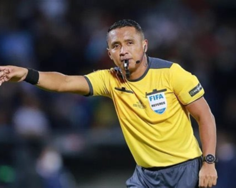 من هو إيفان بارتون حكم مباراة الخليج والقادسية بدوري روشن؟