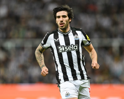 مستقبل تونالي مع نيوكاسل: هاو يحسم الجدل بشأن أرسنال