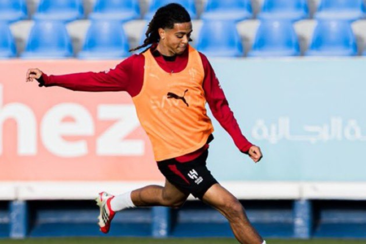 سايمون بوابري يشارك في تدريبات الهلال استعداداً للأخدود