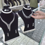 خسائر باندورا التاريخية بسبب ارتفاع أسعار الفضة وتقلبات السوق