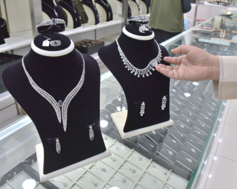 خسائر باندورا التاريخية بسبب ارتفاع أسعار الفضة وتقلبات السوق