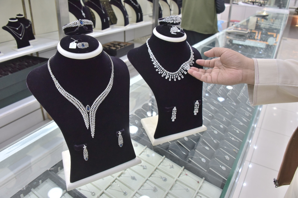 خسائر باندورا التاريخية بسبب ارتفاع أسعار الفضة وتقلبات السوق