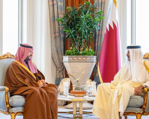 وزير الدفاع السعودي وأمير قطر يبحثان أمن المنطقة والتعاون