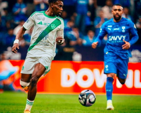 الأهلي يفعل بند شراء زكريا هوساوي من الرائد بشكل دائم