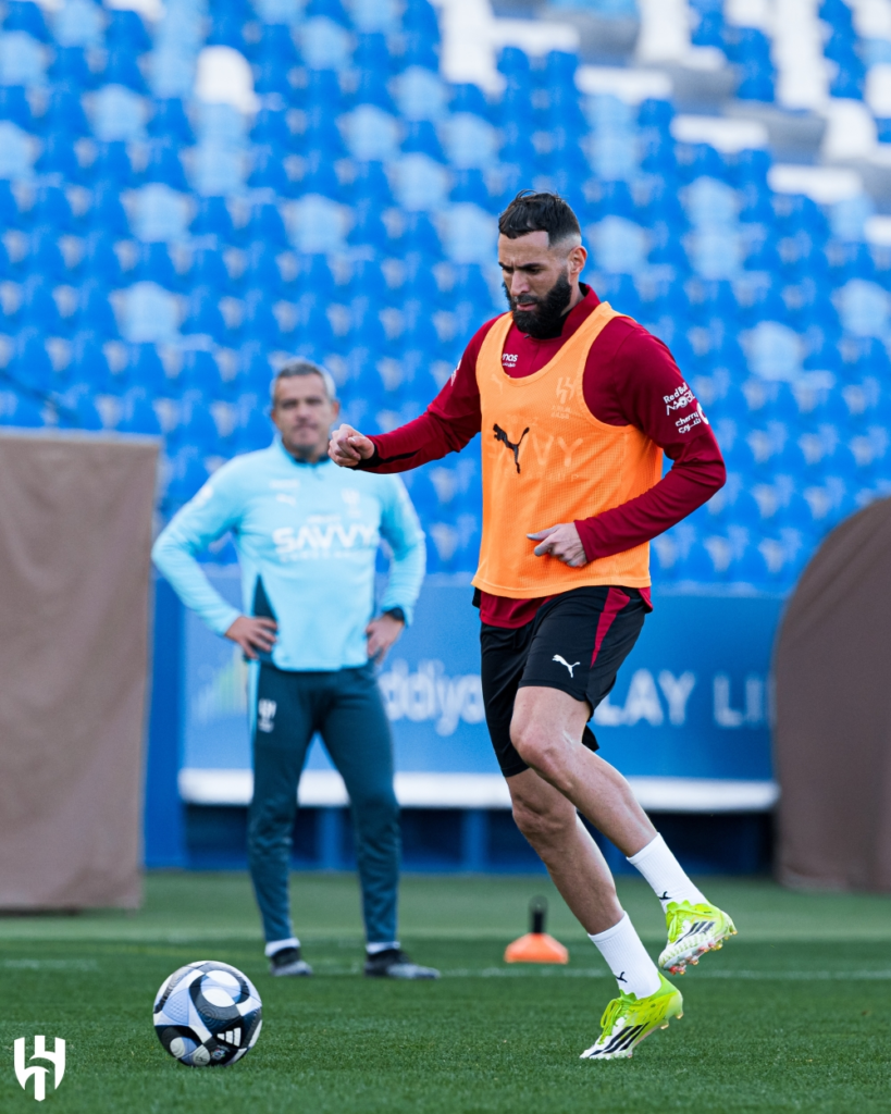 مستقبل كريم بنزيما: هل ينتقل إلى الهلال أم يبقى في الاتحاد؟