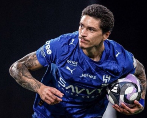 لماذا استبعد خيسوس نجم الهلال من مباراة الأخدود؟