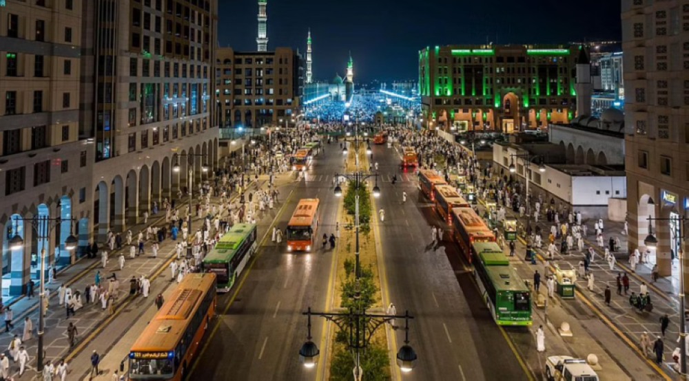حافلات المدينة المنورة: خدمة نقل ترددي لزوار الحرم في رمضان