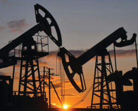 US oil inventories decline: Analysis and price implications