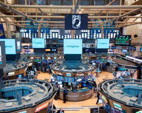 أداء متباين للأسهم الأمريكية: داو جونز يرتفع وناسداك يتراجع