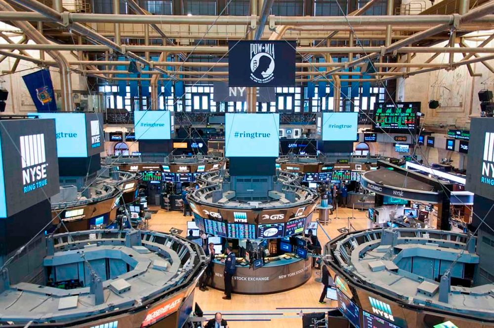 أداء متباين للأسهم الأمريكية: داو جونز يرتفع وناسداك يتراجع