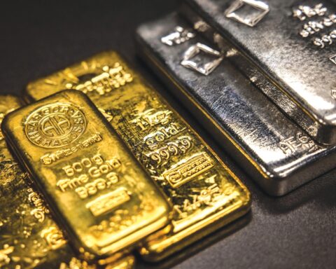 أسعار الذهب والفضة: تراجع حاد مع صعود الدولار الأمريكي