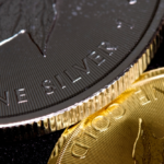 ملياردير صيني يراهن على انهيار الفضة بعد جني أرباح الذهب