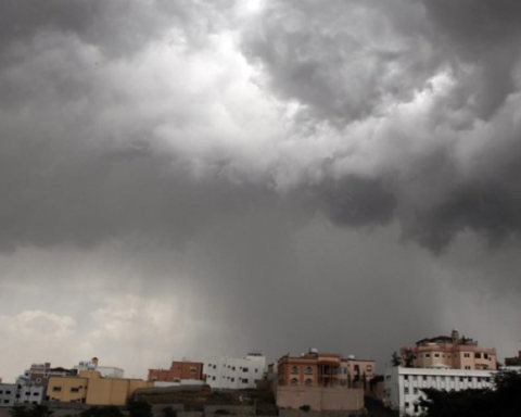 طقس عسير: تنبيه من أمطار رعدية وسيول محتملة اليوم
