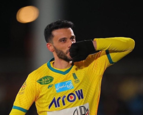 جماهير الأهلي تستقبل عمر السومة بحفاوة | لفتة وفاء للأسطورة