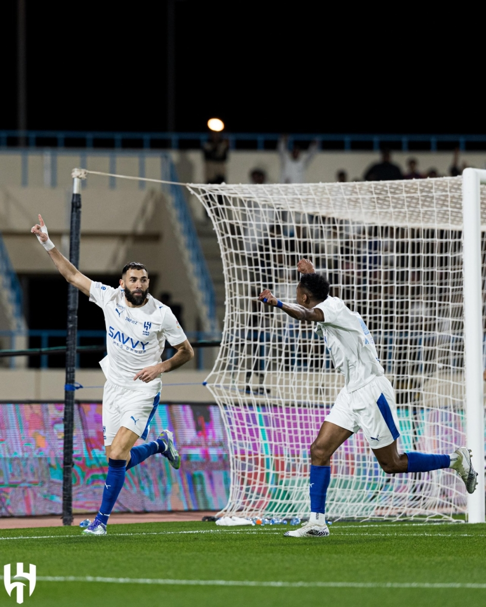 خبير تحكيمي يؤكد صحة هدف بنزيما الحاسم ضد الأخدود