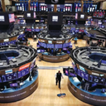 تراجع حاد في وول ستريت: تحليل أسباب وتداعيات هبوط الأسهم