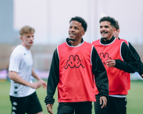 مواجهة الخلود والشباب: صراع البقاء يواجه طموح التقدم