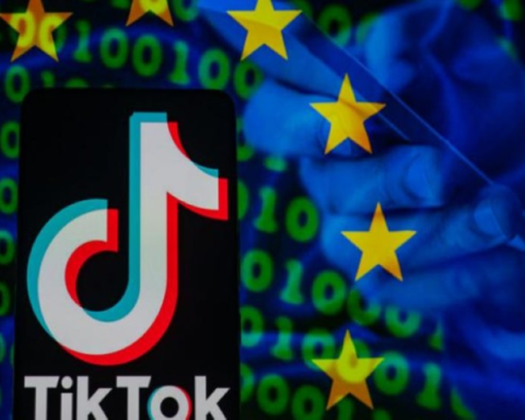 الاتحاد الأوروبي يطالب تيك توك بتغيير تصميمه المسبب للإدمان