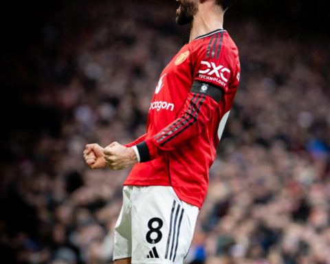 مانشستر يونايتد يهزم توتنهام 2-0 ويقترب من المراكز الأوروبية