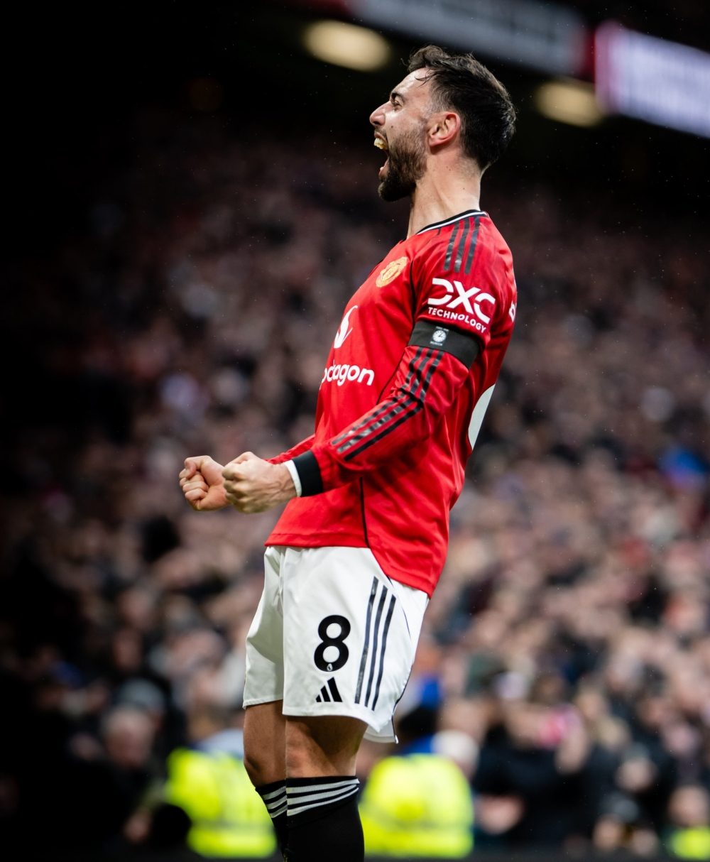 مانشستر يونايتد يهزم توتنهام 2-0 ويقترب من المراكز الأوروبية