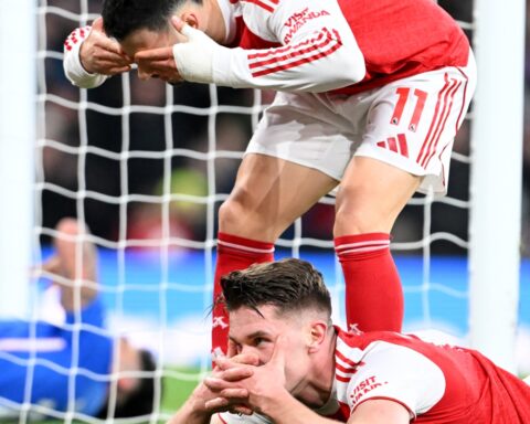 أرسنال يسحق شيفيلد 6-0 ويشعل صراع الدوري الإنجليزي