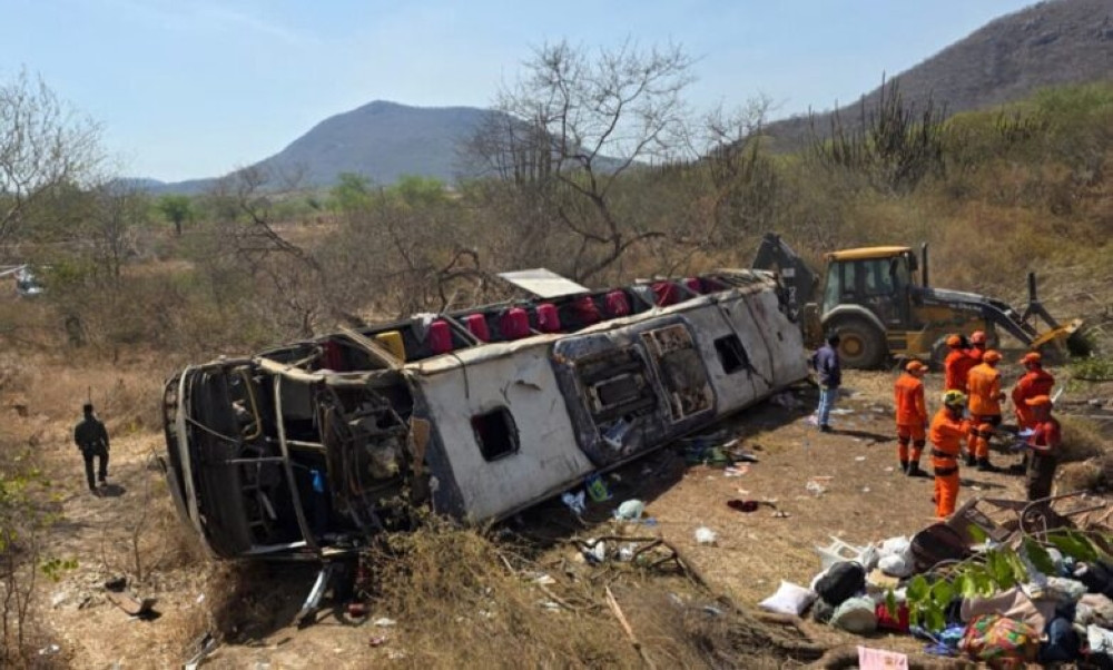 مصرع 15 في حادث حافلة بأفغانستان: أسباب وتداعيات المأساة