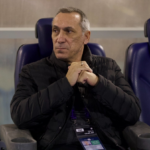 دونيس ينتقد التحكيم وجدولة دوري روشن بعد تعادل الخليج