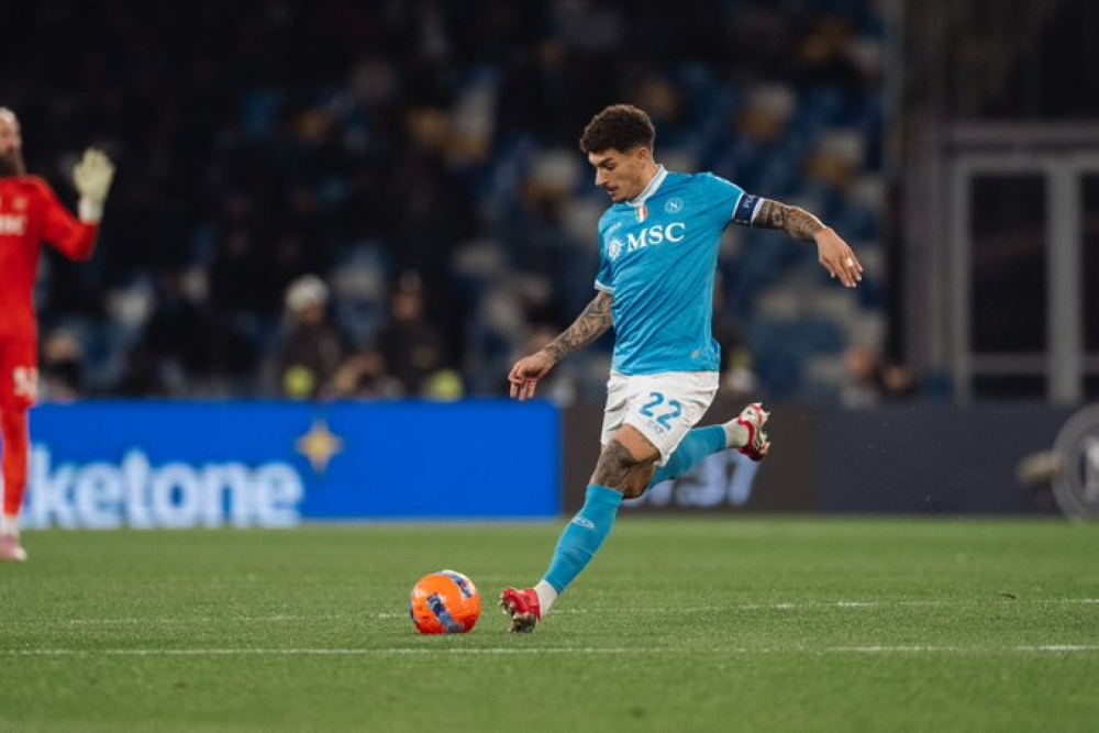 نابولي يخطف فوزاً قاتلاً من جنوى في الدوري الإيطالي (2-1)