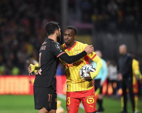 Lens temporarily tops the French league, while Lyon is third in an exciting round