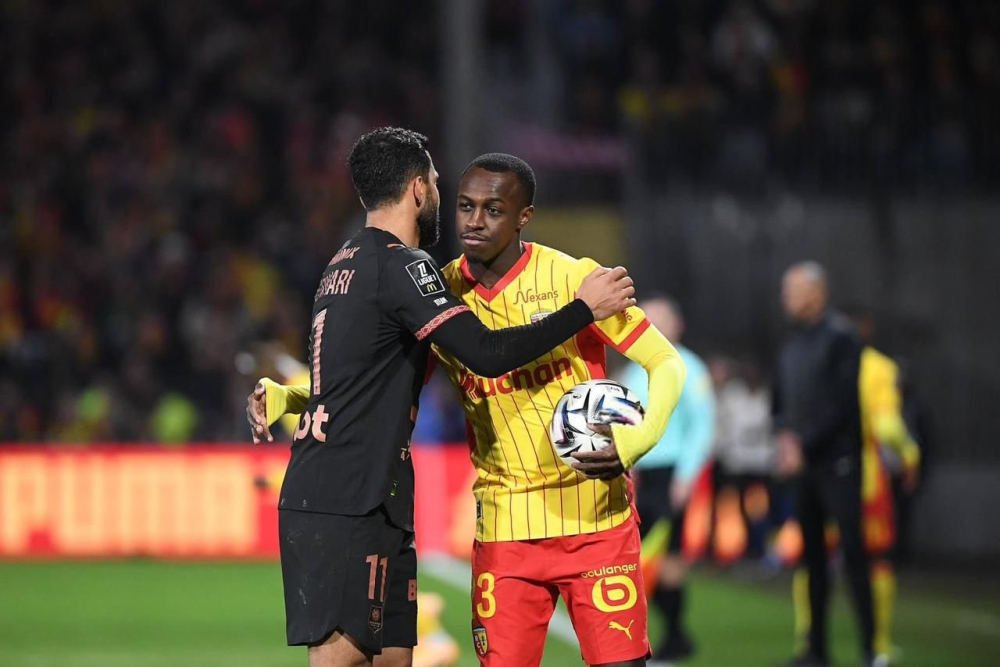 لنس يتصدر الدوري الفرنسي مؤقتاً وليون ثالثاً في جولة مثيرة