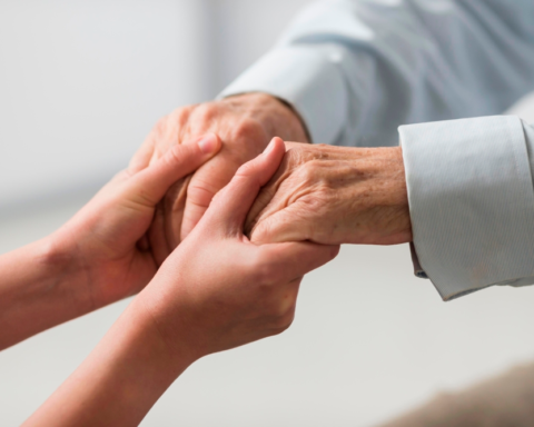 بطاقة امتياز لكبار السن: المميزات، الشروط، وكيفية التفعيل