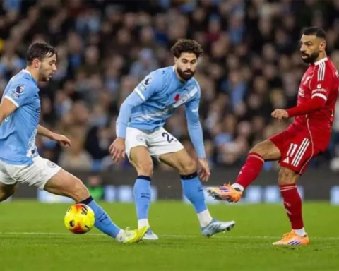 ليفربول ضد مانشستر سيتي: قمة نارية في الدوري الإنجليزي