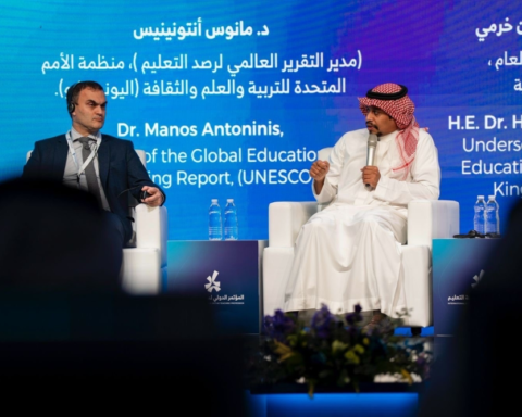 دور المعلم والذكاء الاصطناعي في التعليم: رؤية السعودية من عُمان