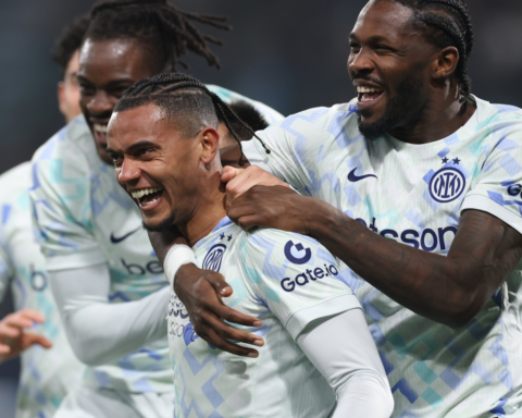 إنتر يسحق ساسوولو 5-0 ويحلق في صدارة الدوري الإيطالي