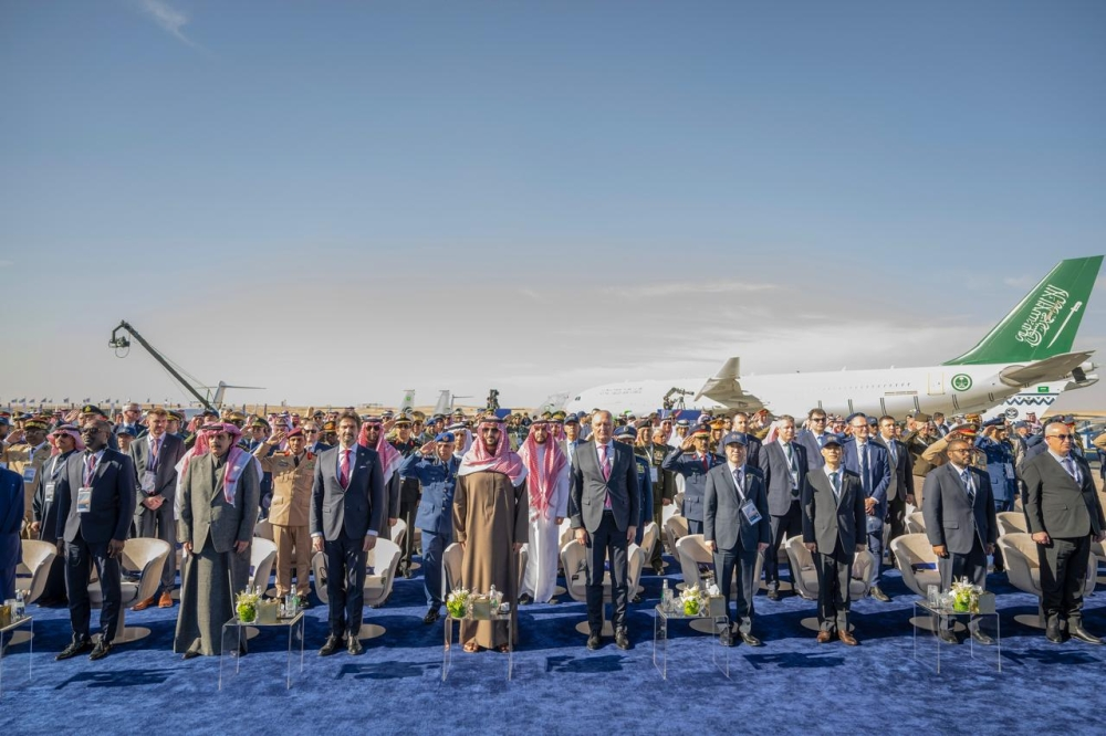 وزير الدفاع السعودي يبحث التعاون العسكري بمعرض الدفاع العالمي