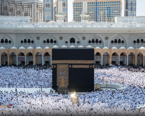 خدمة وليطوفوا: دليلك لأداء العمرة مع مرشد رقمي معتمد