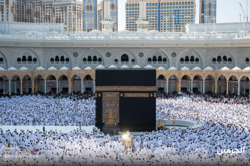 خدمة وليطوفوا: دليلك لأداء العمرة مع مرشد رقمي معتمد