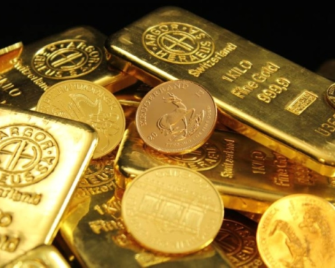 Gold prices hit record highs as the dollar weakens globally