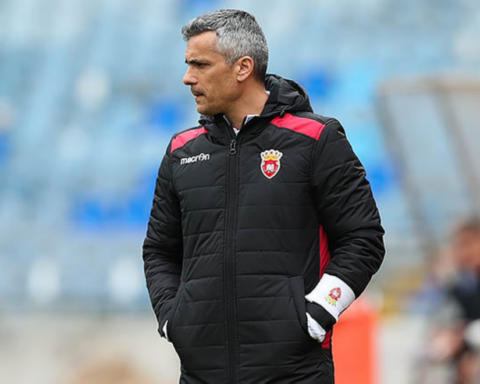 أسرار إقالة مدرب ضمك وتفاصيل الخلاف على الصفقات